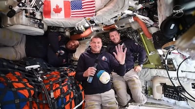 Esta captura de pantalla de una transmisión en vivo de la NASA muestra (de izquierda a derecha) al astronauta de la NASA y piloto de Artemis II, Victor Glover; al astronauta de la Agencia Espacial Canadiense y especialista de misión de Artemis II, Jeremy Hansen; y al astronauta de la NASA y comandante de Artemis II, Reid Wiseman, durante una rueda de prensa mientras viajan hacia la Luna a bordo de la nave Orion, el 3 de abril de 2026.