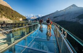 Columbia Icefield Skywalk, la pasarela panorámica suspendida sobre el Campo de Hielo Columbia, en el Parque Nacional Jasper, Alberta, Canadá.