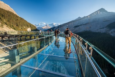 Columbia Icefield Skywalk, la pasarela panorámica suspendida sobre el Campo de Hielo Columbia, en el Parque Nacional Jasper, Alberta, Canadá.
