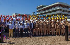 Trabajadores y trabajadoras de la planta aceitera inaugurada en el Chaco paraguayo posan para una instantánea histórica.