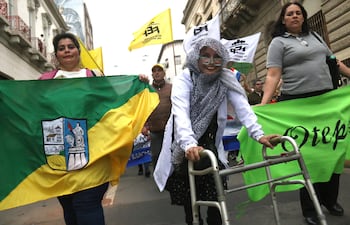 Personas asisten a una manifestación convocada por la Federación de Educadores del Paraguay (FEP), en reclamo de un aumento salarial.