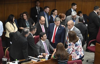 Senadores cartistas con senadores de la disidencia colorada y la oposición, esta mañana durante el tratamiento del PGN 2025.