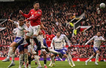 El centrocampista brasileño del Manchester United, Casemiro (segundo por la izquierda), número 18, cabecea el balón para marcar el primer gol de su equipo durante el partido de la Premier League inglesa entre el Manchester United y el Aston Villa en Old Trafford, Manchester, noroeste de Inglaterra, el 15 de marzo de 2026. (Foto de Oli SCARFF / AFP)