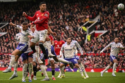 El centrocampista brasileño del Manchester United, Casemiro (segundo por la izquierda), número 18, cabecea el balón para marcar el primer gol de su equipo durante el partido de la Premier League inglesa entre el Manchester United y el Aston Villa en Old Trafford, Manchester, noroeste de Inglaterra, el 15 de marzo de 2026. (Foto de Oli SCARFF / AFP)
