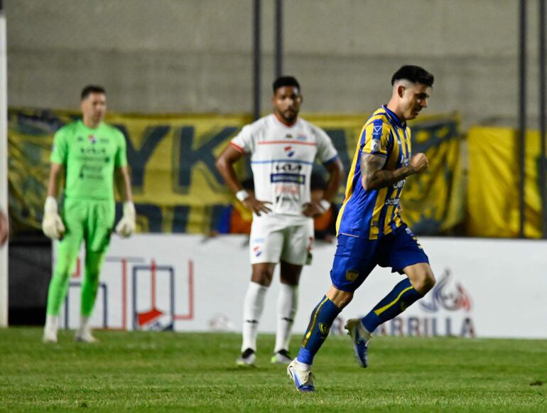 El argentino Lautaro Comas (d), futbolista de Sportivo Luqueño, celebra un gol en el partido frente a Nacional por la fecha 416 del torneo Clausura 2025 de la Primera División de Paraguay en el estadio Arsenio Erico, en Asunción, Paraguay.