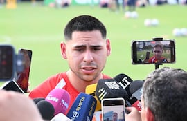 El delantero de Paraguay, Gustavo Caballero hablando con los medios en la previa al duelo ante Francia, por los octavos de final del Mundial 2026.