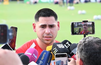 El delantero de Paraguay, Gustavo Caballero hablando con los medios en la previa al duelo ante Francia, por los octavos de final del Mundial 2026.