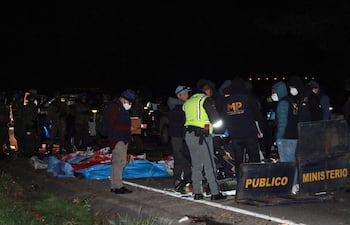 Uniformados policiales intervienen en el accidente fatal.