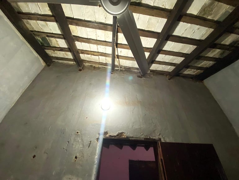 En distintas comisarías del departamento de Paraguarí, los agentes policiales deben soportar goteras y paredes con moho, sin que existan proyectos de mejora edilicia.