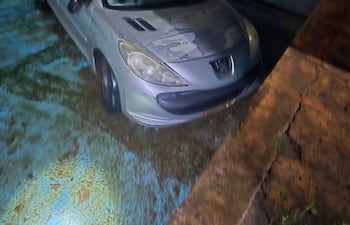 El automóvil con sus dos ocupantes fue a para en el fondo de la pisina.
