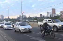 Largas filas de vehículos se forman en la avenida Costanera debido al cierre iniciado ya el viernes pasado, para el montaje de un escenario.