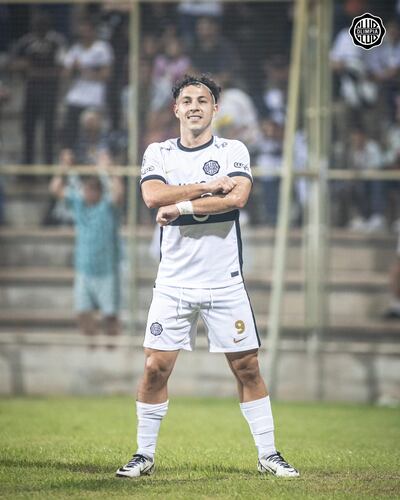 El delantero Carlos Sebastián Ferreira justifica con goles su retorno al franjeado. (@elClubOlimpia)