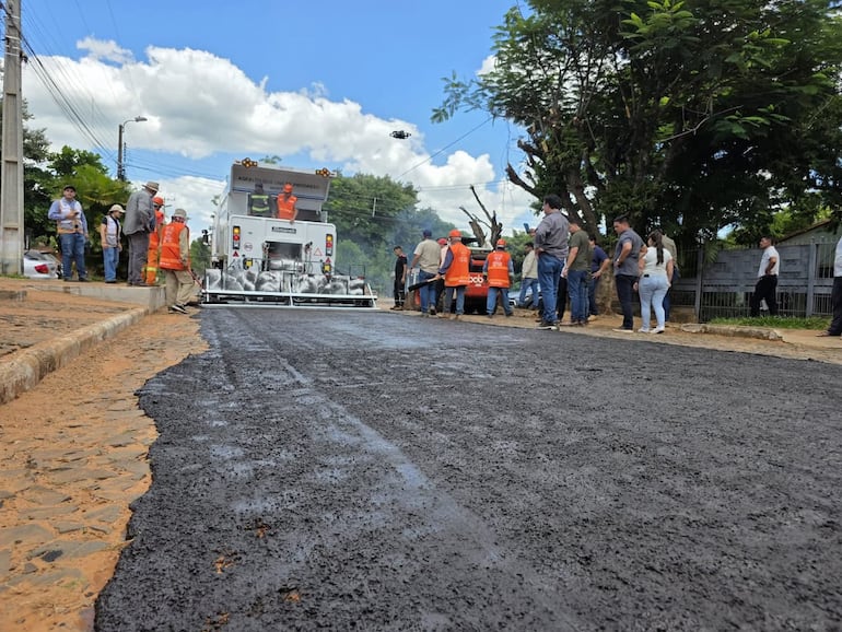 La maquina micropavimentadora asfáltica adquirida por la Gobernación de Caaguazú.