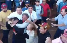 Imagen del momento de la escaramusa en el local de votacion donde hubo la denuncia de la supuesta agresión