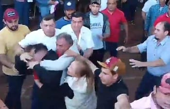Imagen del momento de la escaramusa en el local de votacion donde hubo la denuncia de la supuesta agresión