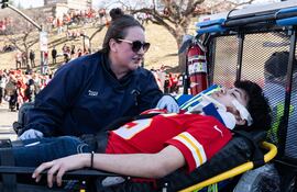 El tiroteo que dejó un muerto y más de veinte heridos durante el desfile por la victoria en el Super Bowl del equipo de los Chiefs en Estados Unidos se originó tras una “disputa entre varias personas”, dijo el jueves la jefa de la policía de Kansas City (Misuri, centro).