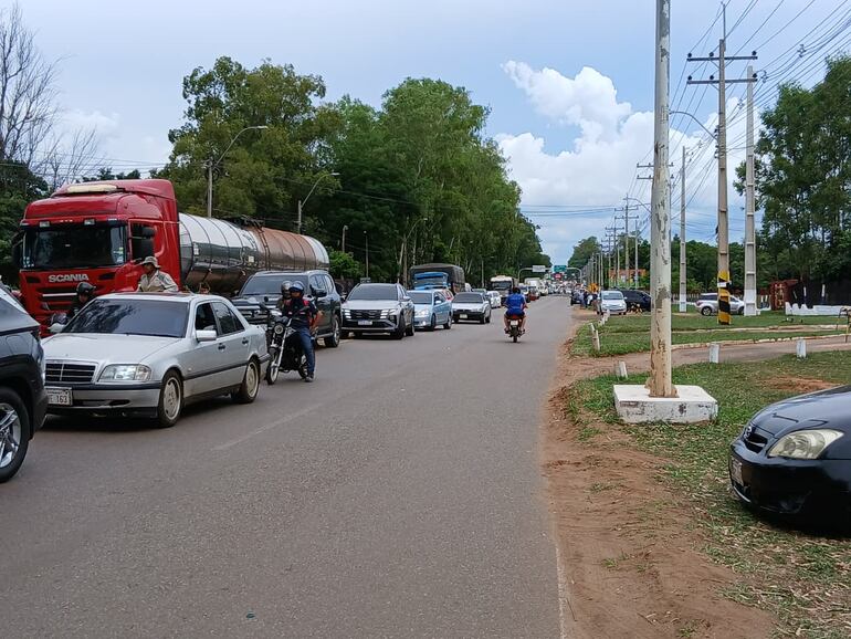 Movilización de docentes y policías jubilados con cierres intermitentes en el cruce Villarrica–Paraguarí.