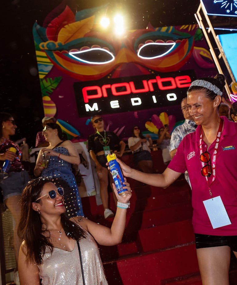 Diversión garantizada en cada noche del Carnaval encarnaceno, cuyas próximas fechas son el 31 de enero, 7 y 14 de febrero próximos.