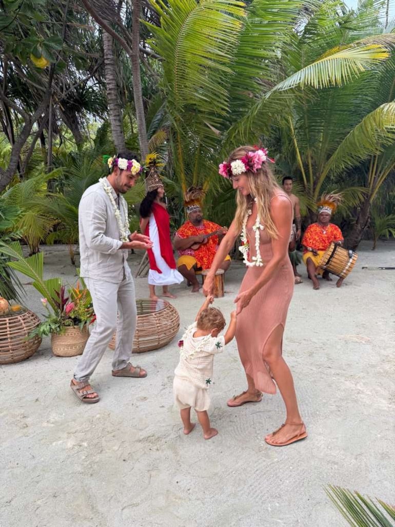 Gisele Bündchen junto a su esposo Joaquim Valente y su hijo River en la Polinesia Francesa. (Instagram/Gisele Bündchen)