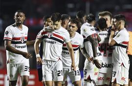El paraguayo Damián Bobadilla (c), futbolista de São Paulo, reacciona después del cruce con Miguel Navarro, jugador de Talleres de Córdoba, en un partido de la sexta fecha del Grupo D de la Copa Libertadores 2025 en el estadio Morumbí, en São Paulo, Brasil.