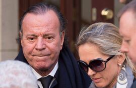 Julio Iglesias y su esposa Miranda Rijnsburger en una foto de 2014.