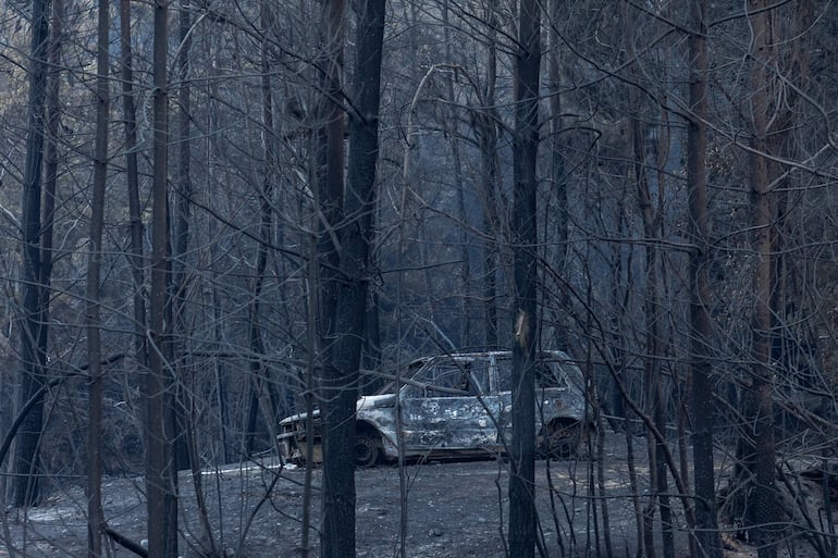 Un vehículo incinerado por los incendios forestales este miércoles, en el Hoyo provincia de Chubut (Argentina). 