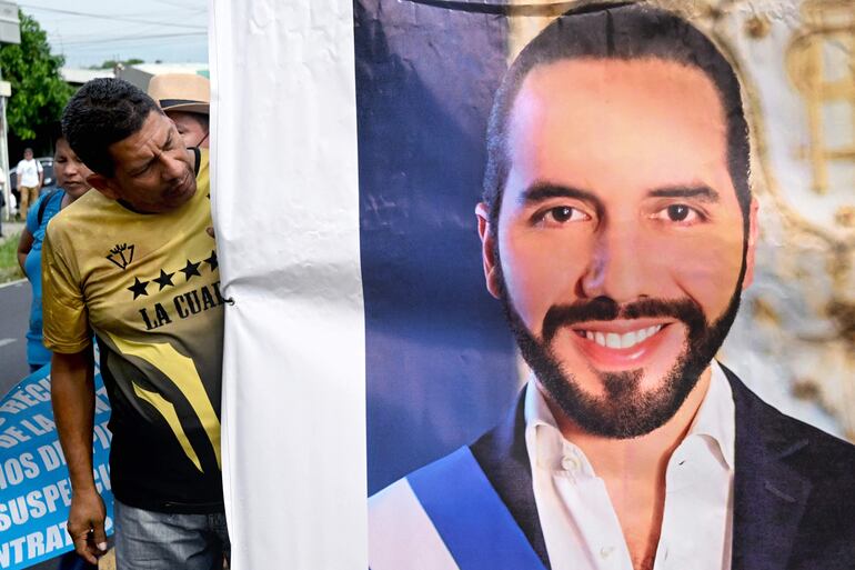 El presidente de El Salvador, Nayib Bukele, cumple el 1 de junio su cuarto año de gobernar el país con la llamada “guerra contra las pandillas” como buque insignia para buscar la reelección en los comicios de 2024 para un periodo de cinco años más, esto a pesar de los señalamientos de que viola la Constitución.