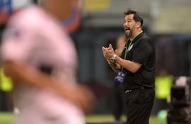 El director técnico argentino de Olimpia, Pablo Sánchez, aplaude durante el partido de fútbol de la fase de grupos de la Copa Sudamericana entre el Audax Italiano de Chile y el Olimpia de Paraguay, en el estadio Bicentenario de La Florida en Santiago.