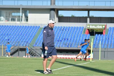 Juan Pablo Pumpido dirigiendo la práctica en el Arsenio Erico.