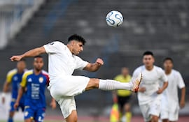 El paraguayo Diego Viera, jugador de Libertad, disputa el balón en un partido frente a Universidad Central de Venezuela por la fecha 1 del Grupo H de la Copa Libertadores 2026 en el estadio UCV, en Caracas, Venezuela.