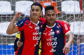 Puño en alto de Diego Poggi que celebra junto a Jefferson Gomes, ambos serán claves hoy.