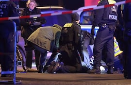Captura que muestra a agentes de policía asistiendo a un hombre español apuñalado con un cuchillo junto al monumento a las víctimas del Holocausto este viernes, en Berlín (Alemania).