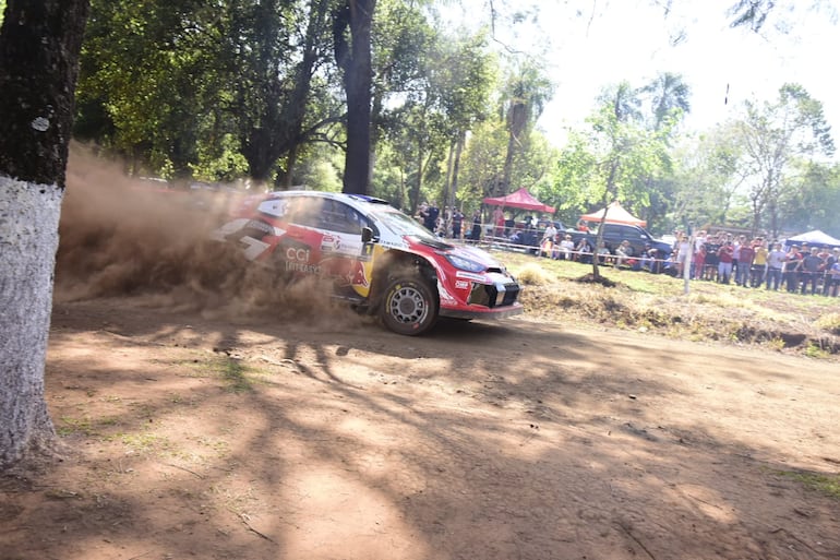 Los pilotos y equipos del Rally del Paraguay 2026 en las pruebas libes oficiales en un tramo de 5,6 kilómetros en la ciudad de Carmen del Paraná, Departamento de Itapúa, Paraguay.