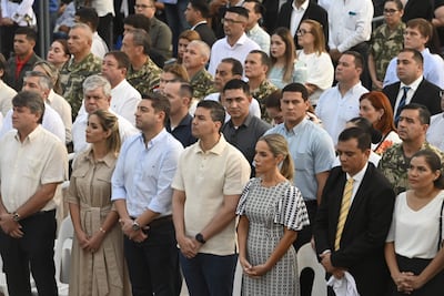 El presidente Santiago Peña (c) junto con otras autoridades del Gobierno durante la misa central de hoy en Caacupé.