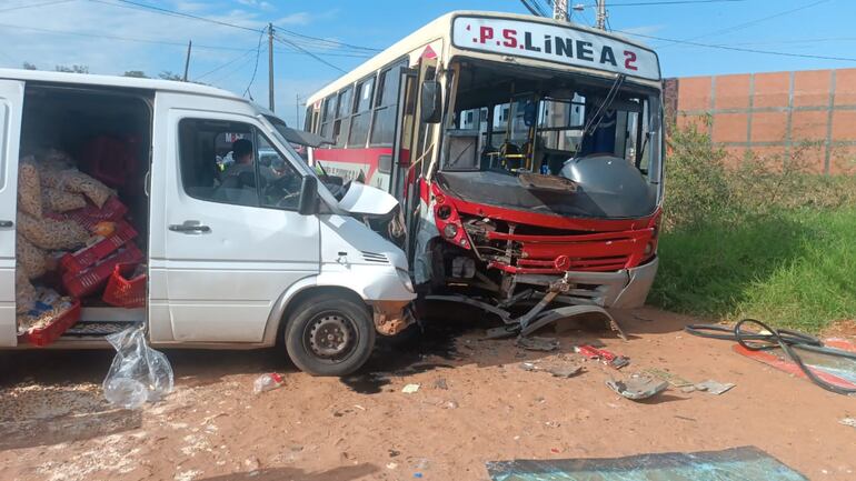 Choque entre una furgoneta y un colectivo de la Línea 2. El conductor de la furgoneta resultó con heridas leves.