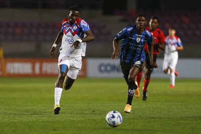 El africano Adam Traore (i), delantero de Cerro, disputa el balón con un jugador de Del Valle.