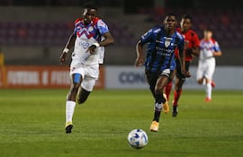 El africano Adam Traore (i), delantero de Cerro, disputa el balón con un jugador de Del Valle.
