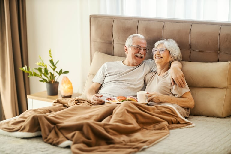Pareja de adultos mayores en la cama.