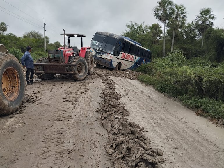 Con la ayuda de tractores de estancias, pudieron sacar en la mañana de hoy al colectivo del lugar donde ayer quedó atrapado.