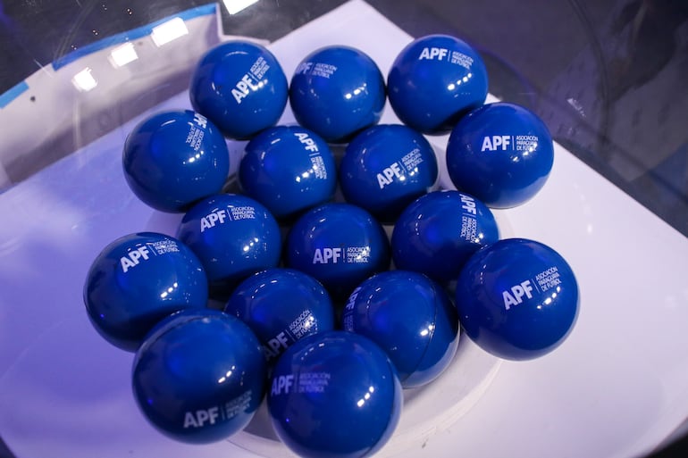 Bolillas que iban saliendo de a poco al momento del sorteo del fixture del Torneo Anual 2026 de las Divisiones Formativas de la APF.