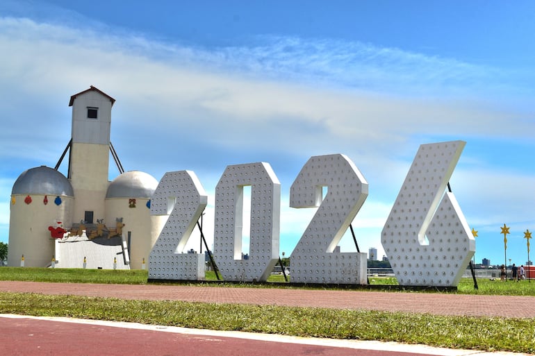 Cartel iluminado del año 2026 en la Costanera República del Paraguay en Encarnación.