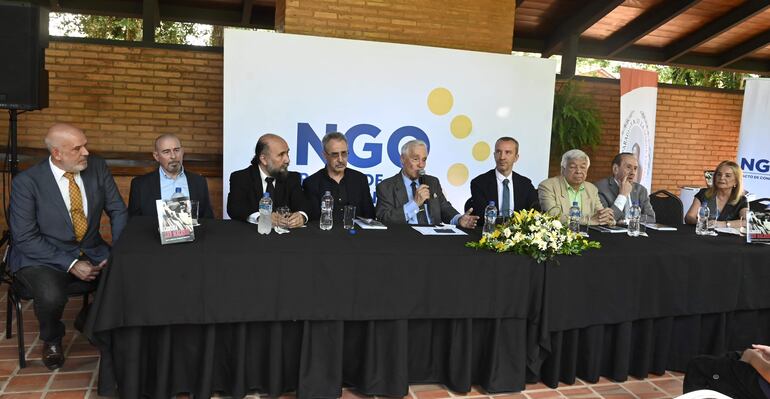 Fernando Pistilli, Alejandro Gatti, Carlos Noguera Bazzano, Guido Rodríguez Alcalá, Nicolás González Oddone (h), Javier Parrondo, Bernardo Neri Farina, José Antonio Moreno Ruffinelli y Beatríz González de Bosio en el acto de premiación.