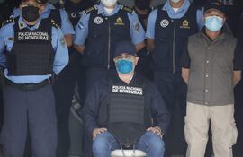 Fotografía de archivo fechada el 15 de febrero de 2022 que muestra al expresidente hondureño Juan Orlando Hernández tras su captura en Tegucigalpa (Honduras).