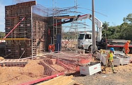 Viaducto en construcción en Ypacaraí.