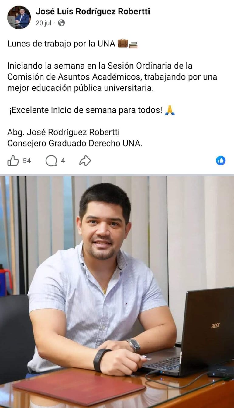 José Luis Rodríguez Robertti, joven con camisa de rayas, sonríe mientras trabaja en su laptop en una oficina.