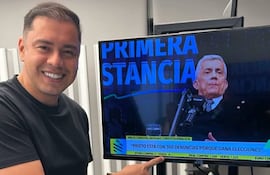 Miguel Prieto muestra un zócalo televisivo que dice que tiene "300" denuncias judiciales porque gana elecciones a la ANR.