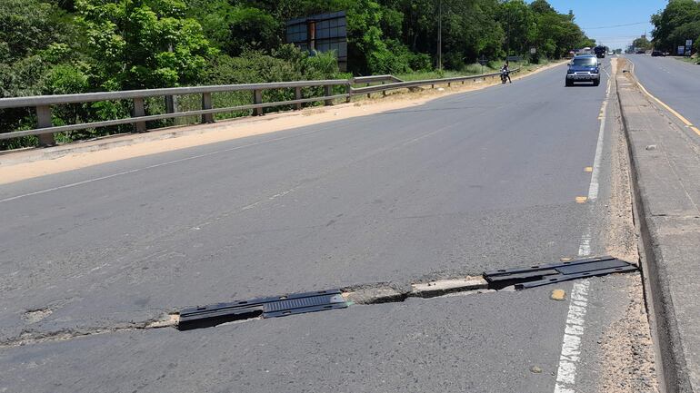 Las rejillas de los puentes ya están desapareciendo y quedan enormes espacios que ponen en peligro a los conductores. La foto corresponde a la zona de Ytororó.