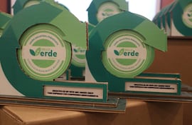 Trofeos "Sello Verde" de la Unión Industrial Paraguaya dispuestos elegantemente, destacando símbolos de sostenibilidad y compromiso ambiental.