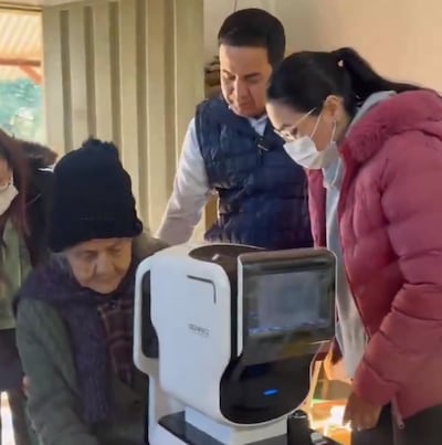 Ricardo Estigarribia (PLRA), gobernador de Central, con una adulta mayor en una clínica móvil.