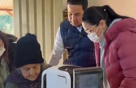 Ricardo Estigarribia (PLRA), gobernador de Central, con una adulta mayor en una clínica móvil.